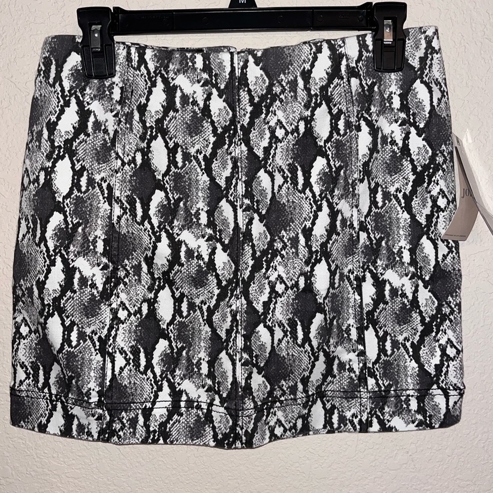 Snakeskin fitted skirt